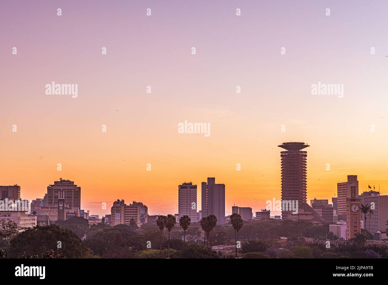 Nairobi City County Kenyas Hauptstadt Ostafrikas, moderne architektonische Hochhäuser Büros Skyline, Wolkenkratzer, Stadtansichten, magische Panorama SC Stockfoto