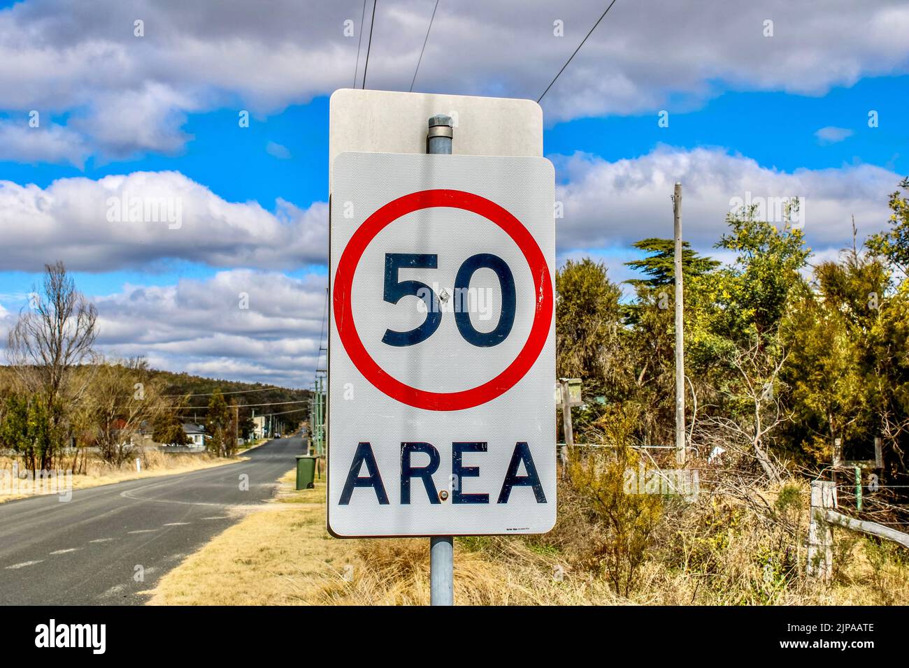 Ein 50km Ortsschild auf der Straße Stockfoto