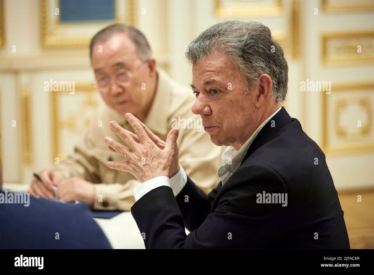 Kiew, Ukraine. 16. August 2022. Der ehemalige UN-Generalsekretär Ban Ki-moon, links, und der ehemalige kolumbianische Präsident Juan Manuel Santos, rechts, während eines Treffens mit dem ukrainischen Präsidenten Wolodymyr Zelenskyy am 16. August 2022 im Mariinsky-Palast in Kiew, Ukraine. Ban und Santos sind Teil einer internationalen Friedensinitiative namens The Elders, die der ehemalige südafrikanische Präsident Nelson Mandela 2007 gegründet hat. Quelle: Sarsenov Daniiar/Ukraine Presidency/Alamy Live News Stockfoto