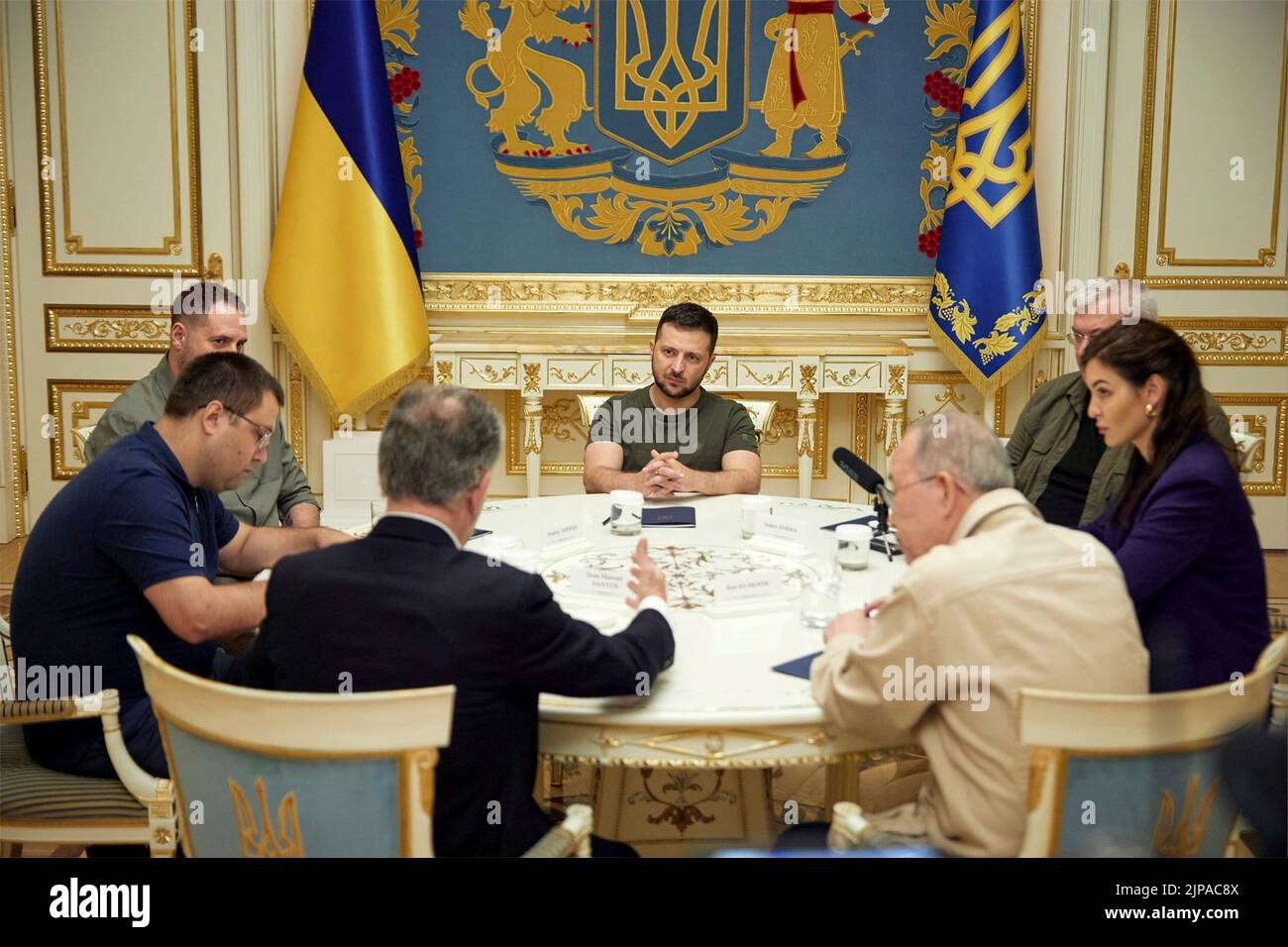 Kiew, Ukraine. 16. August 2022. Der ukrainische Präsident Wolodymyr Zelenskyy, Mitte, hält am 16. August 2022 im Mariinski-Palast in Kiew, Ukraine, ein Treffen von Angesicht zu Angesicht mit dem ehemaligen UN-Generalsekretär Ban Ki-moon, rechts, und dem ehemaligen kolumbianischen Präsidenten Juan Manuel Santos, links. Ban und Santos sind Teil einer internationalen Friedensinitiative namens The Elders, die der ehemalige südafrikanische Präsident Nelson Mandela 2007 gegründet hat. Quelle: Sarsenov Daniiar/Ukraine Presidency/Alamy Live News Stockfoto