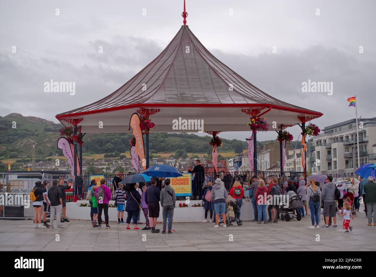 Das Summer Sounds Konzert spielte im Regen auf dem Strandstand am Meer in Bray, Irland. Lokale Veranstaltung in einer Reihe von kostenlosen Konzerten am Sonntagnachmittag. Stockfoto