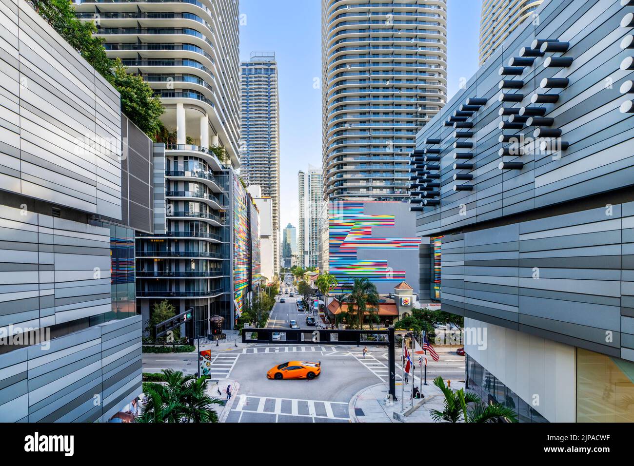 Brickell City Center, Lamborghini vorbei an modernem Einkaufszentrum und Business-Komplex in Downtown Miami, Miami, South Florida, USA Stockfoto