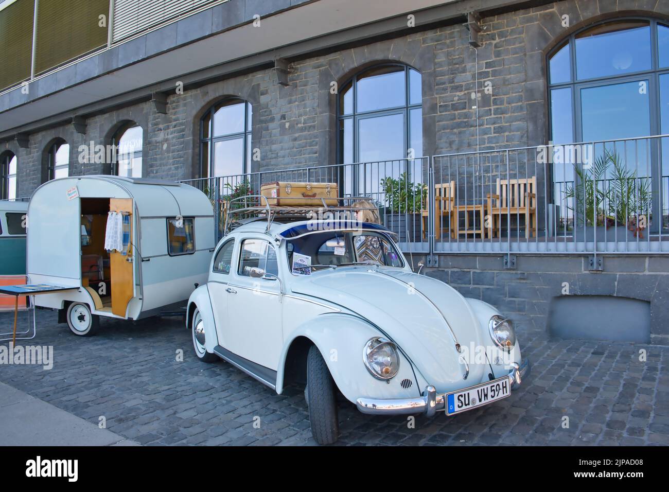 Volkswagen, VW Käfer mit Wohnwagen aus den 60er Jahren auf der OldtimerAusstellung in Köln