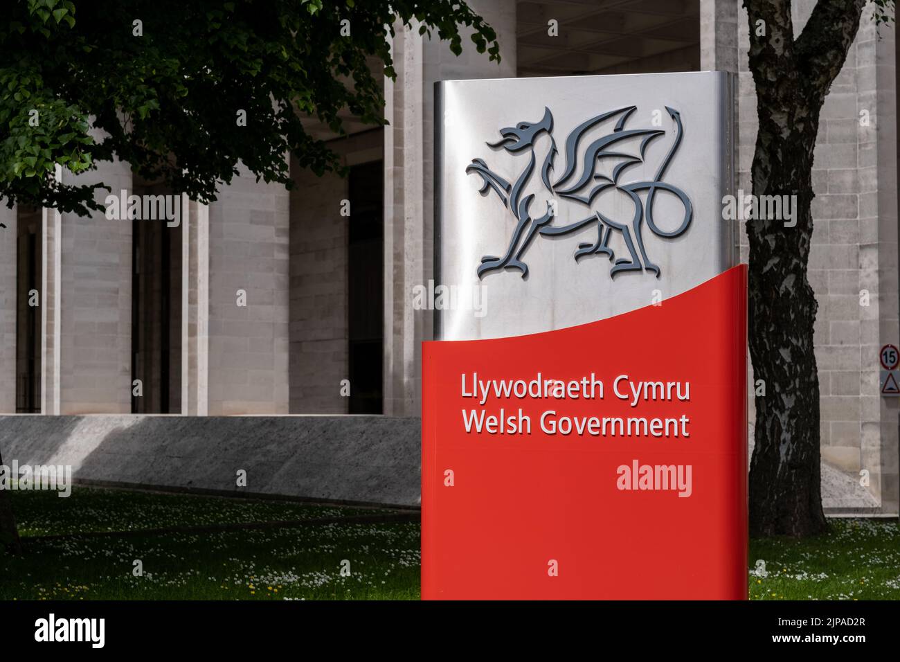 Ein Zeichen für die walisische Regierung (auf Walisisch: Llywodraeth Cymru) vor einem Regierungsgebäude in Cardiff, Wales, Großbritannien Stockfoto