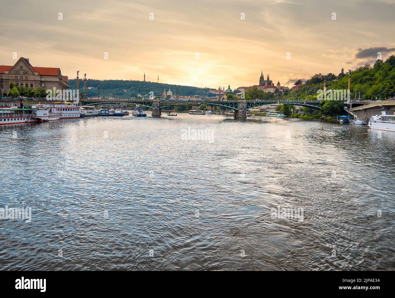 Prag, Tschechische Republik - Juni 2022: Wunderschöne Aussicht bei Sonnenuntergang mit der Cech-Brücke (Cechuv Most) von der Moldau mit der Prager Burg in der Ferne. Stockfoto