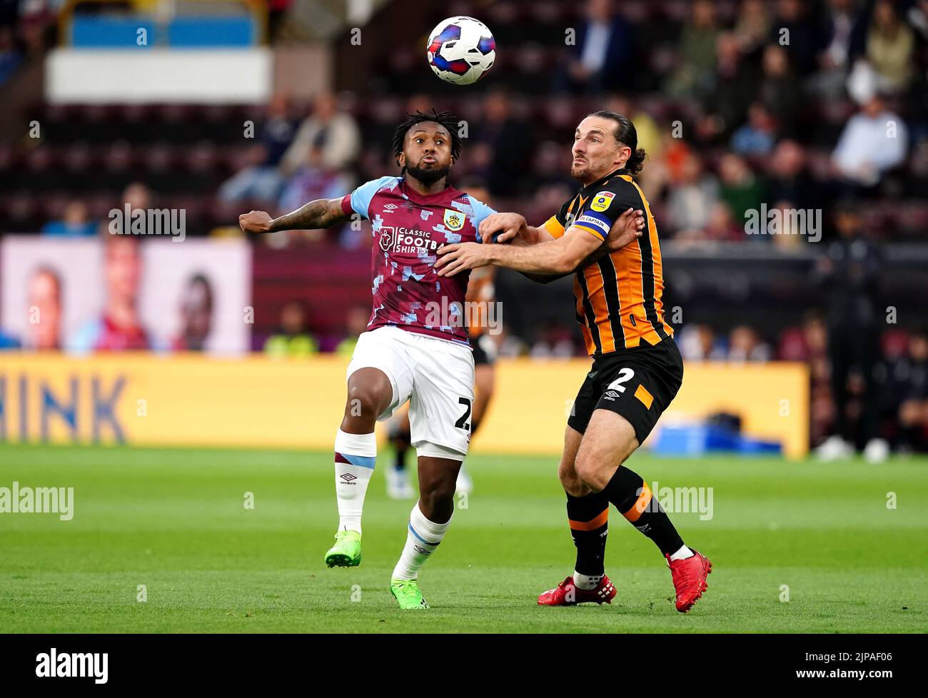 Burnleys Samuel Bastien (links) und Hull Citys Lewis Coyle kämpfen während des Sky Bet Championship-Spiels in Turf Moor, Burnley, um den Ball. Bilddatum: Dienstag, 16. August 2022. Stockfoto