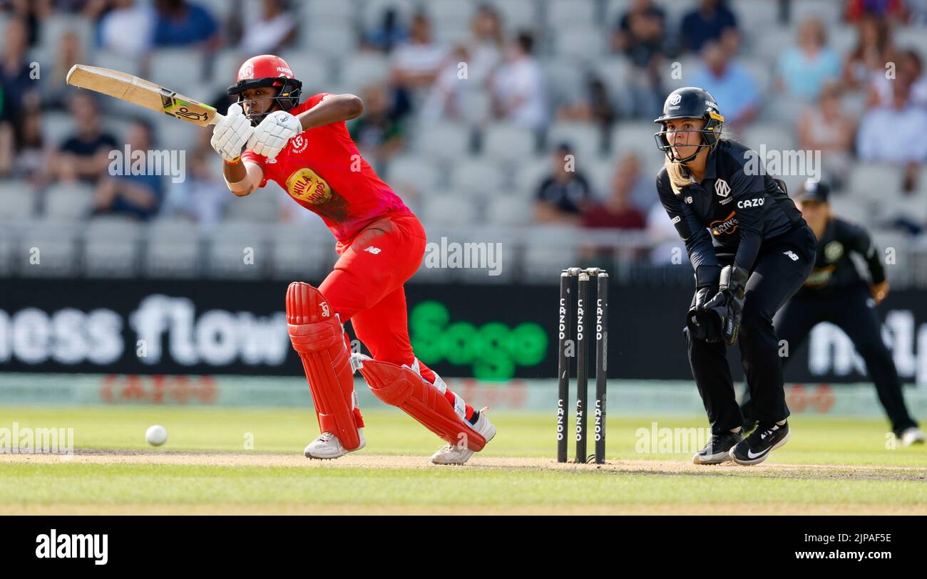 Old Trafford, Manchester, England: 16.. August 2022, The Hundred Womens Cricket, Manchester Originals versus Welsh Fire: Hayley Matthews von Welsh Fire spielt in die On-Side Stockfoto