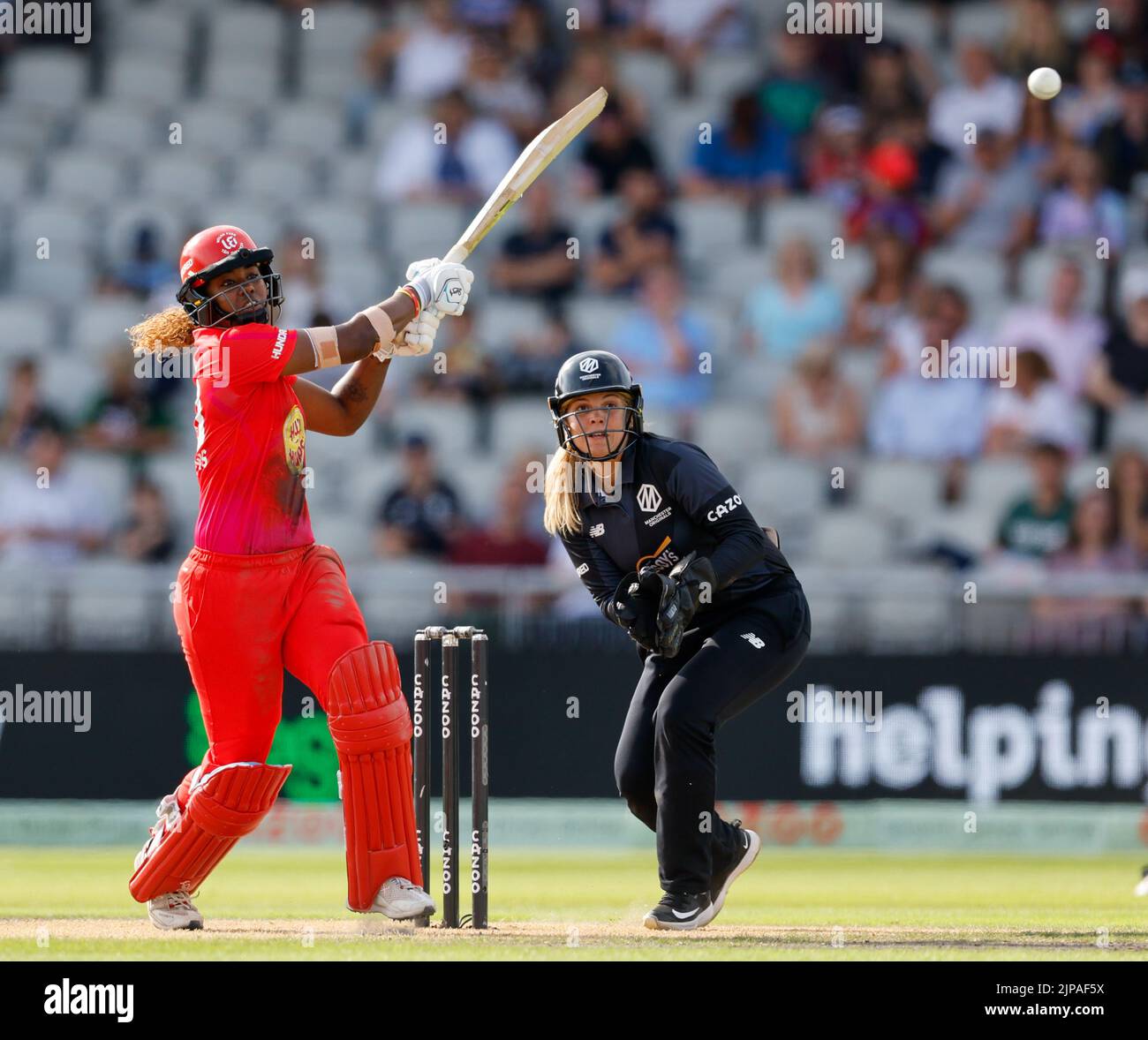 Old Trafford, Manchester, England: 16.. August 2022, The Hundred Womens Cricket, Manchester Originals versus Welsh Fire: Hayley Matthews von Welsh Fire treibt den Ball weg Stockfoto