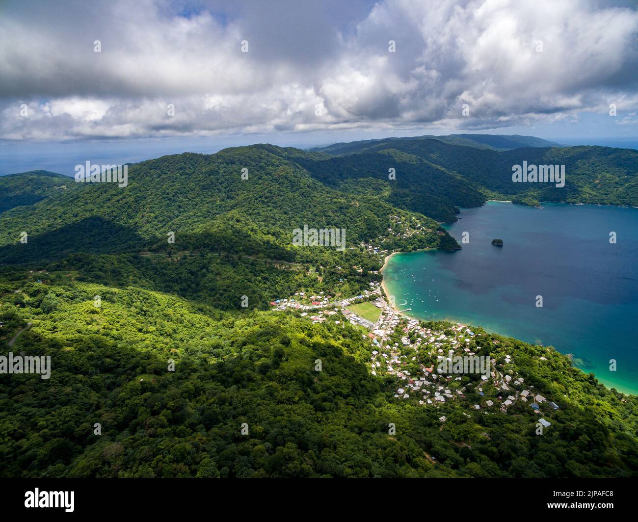 Drohnenbilder von der Küste und dem Ende des Main Ridge von Tobagos nordöstlichem Ende. Dieses Gebiet ist Teil des UNESCO-Biosphärenreservats Nord-Ost-Tobago. Stockfoto