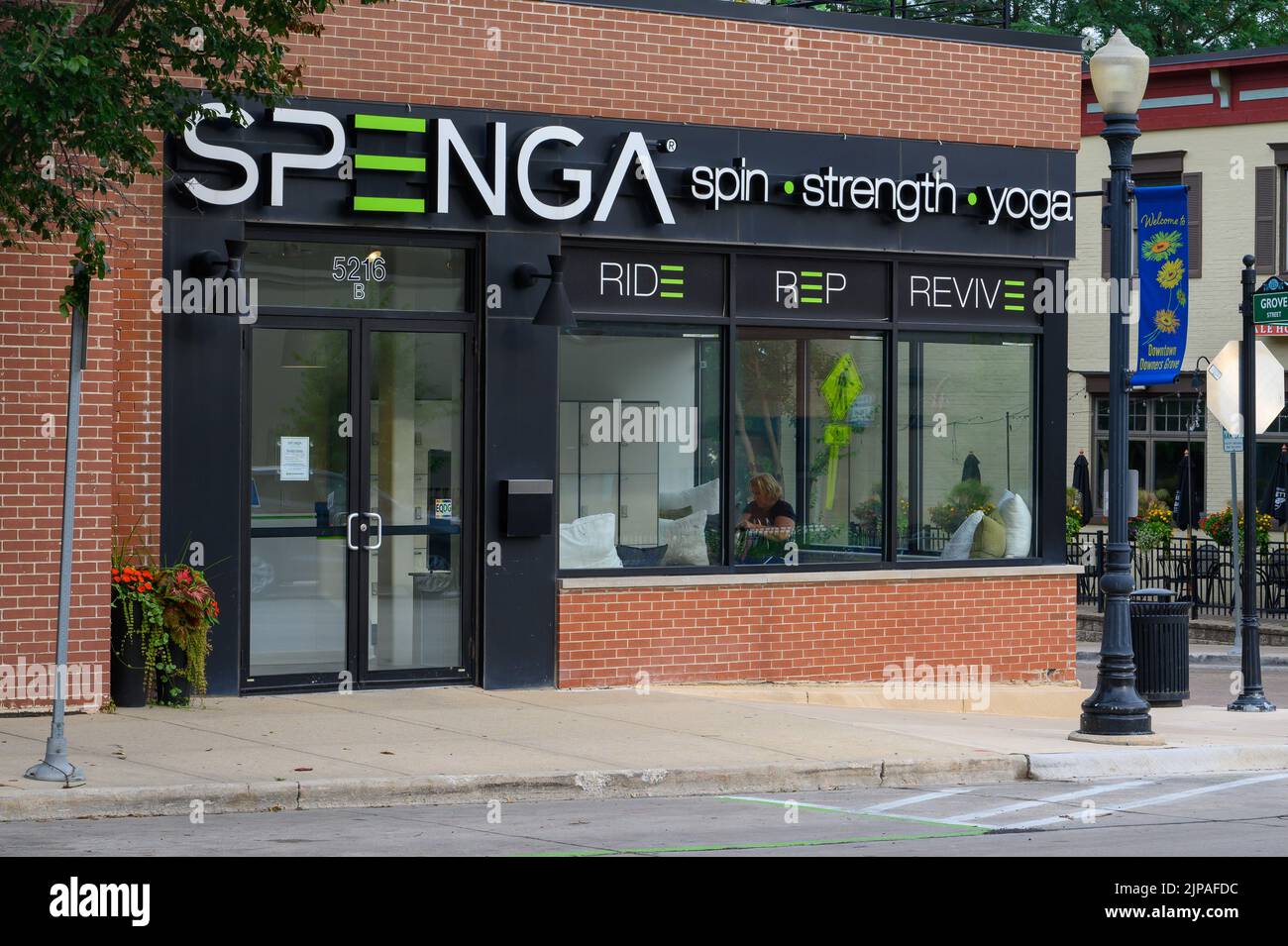 SPENGA-Ladenfront in Downers Grove, IL. Fitnessstudio für Spin, Kraft und Yoga Stockfoto