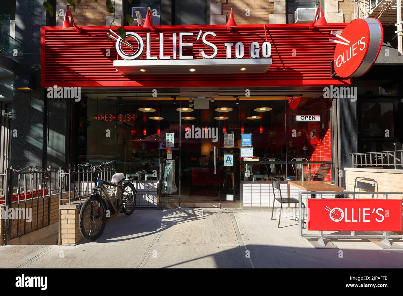 Ollie's To Go, 307 E 77. St, New York, NY. Außenfassade eines chinesischen Restaurants im Viertel Upper East Side von Manhattan. Stockfoto