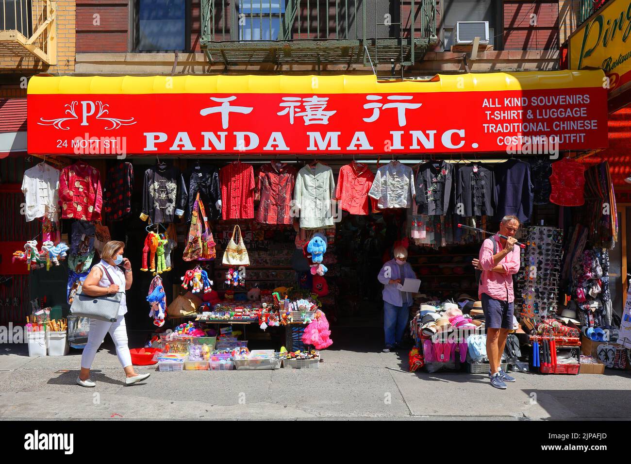 Panda Ma Inc., 24 Mott St, New York, NY. Außenfassade eines Souvenir-, Gepäck- und Bekleidungsladens in Manhattan, Chinatown. Stockfoto