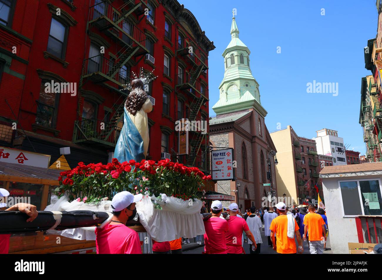 Die Menschen tragen die Jungfrau Maria während des Festes der Himmelfahrt in der römisch-katholischen Verklärung-Kirche in Manhattan Chinatown, New York, 14. August 2022 Stockfoto