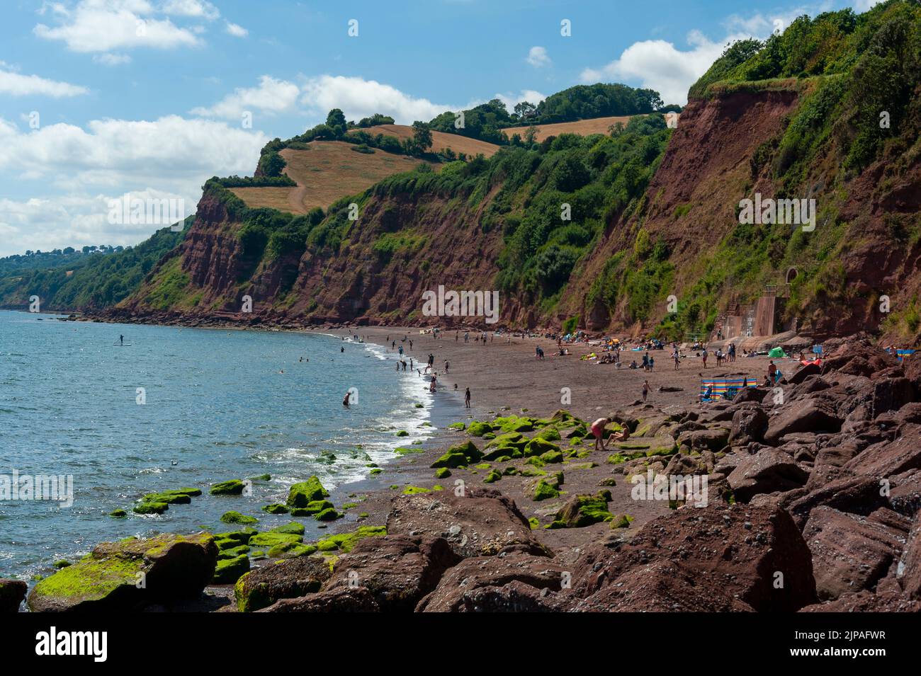 Ness Cove Beach, Zugang über den Smugglers Tunnel, Teignmouth, Devon, Großbritannien Stockfoto