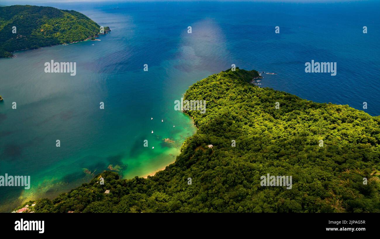 Drohnenbilder von der Küste und dem Ende des Main Ridge von Tobagos nordöstlichem Ende. Dieses Gebiet ist Teil des UNESCO-Biosphärenreservats Nord-Ost-Tobago. Stockfoto