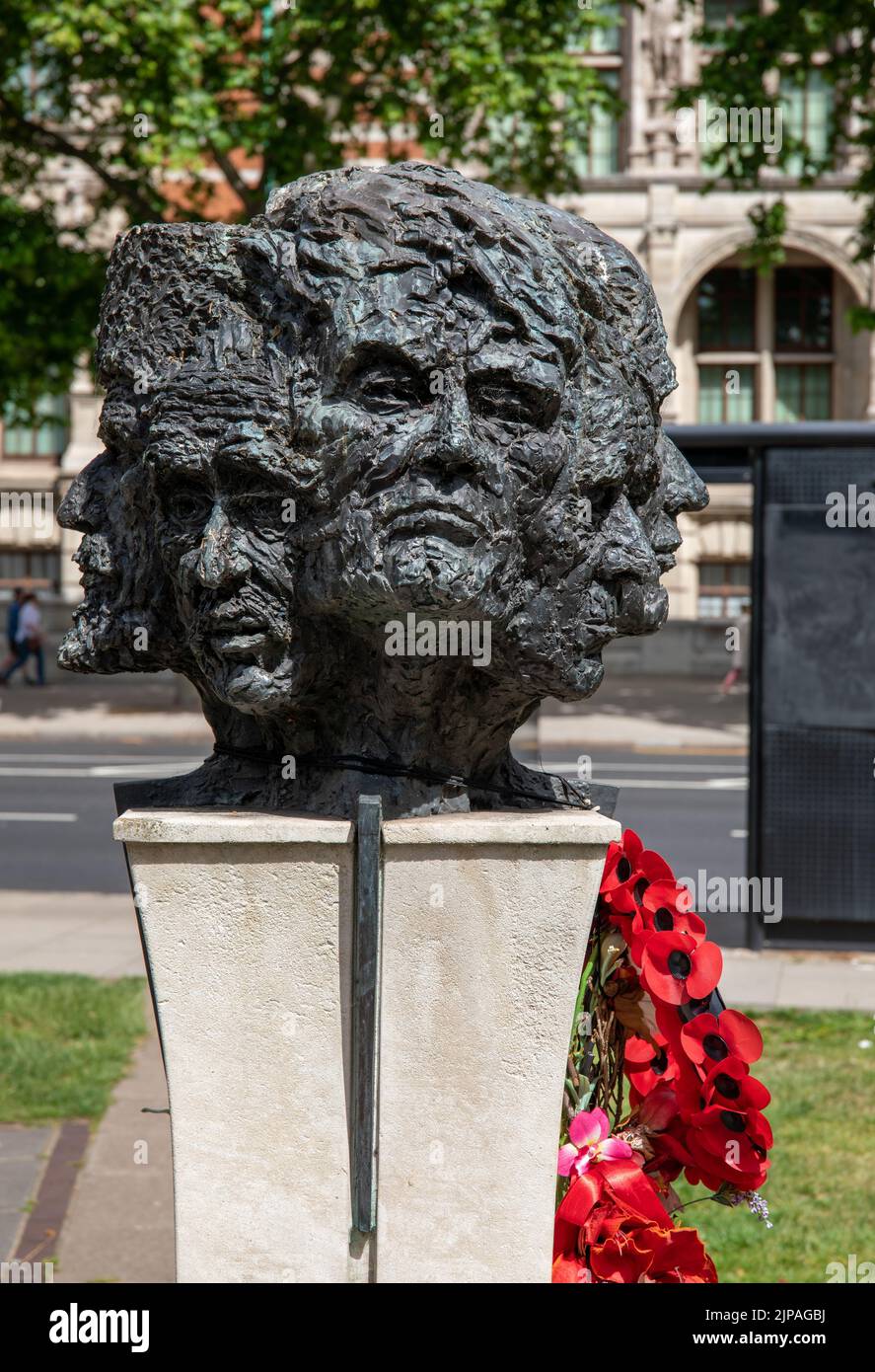 Die zwölf Antworten auf die Tragödie, Skulptur von Angela Conner in South Kensington im Westen Londons Stockfoto