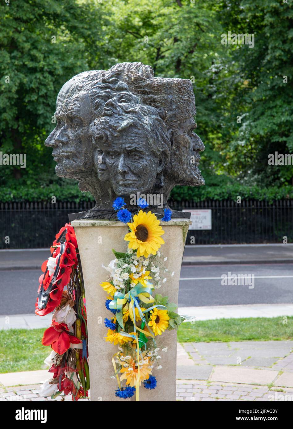 Die zwölf Antworten auf die Tragödie, Skulptur von Angela Conner in South Kensington im Westen Londons Stockfoto