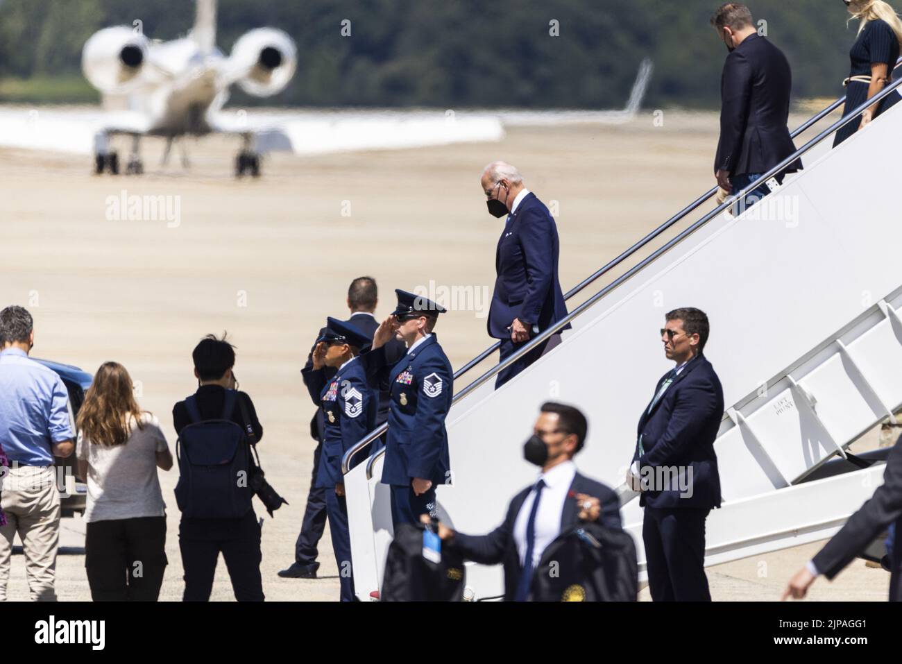 Gemeinsame Basis Andrews, Usa. 16. August 2022. Präsident Joe Biden tritt am Dienstag, den 16. August 2022, von der Air Force One zurück, als er von seinem Urlaub in South Carolina auf dem Joint Base Andrews, Maryland, zurückkehrt. Später am Tag soll der Präsident das Gesetz zur Inflationsreduzierung im Weißen Haus unterzeichnen. Poolfoto von Jim Lo Scalzo/UPI Credit: UPI/Alamy Live News Stockfoto