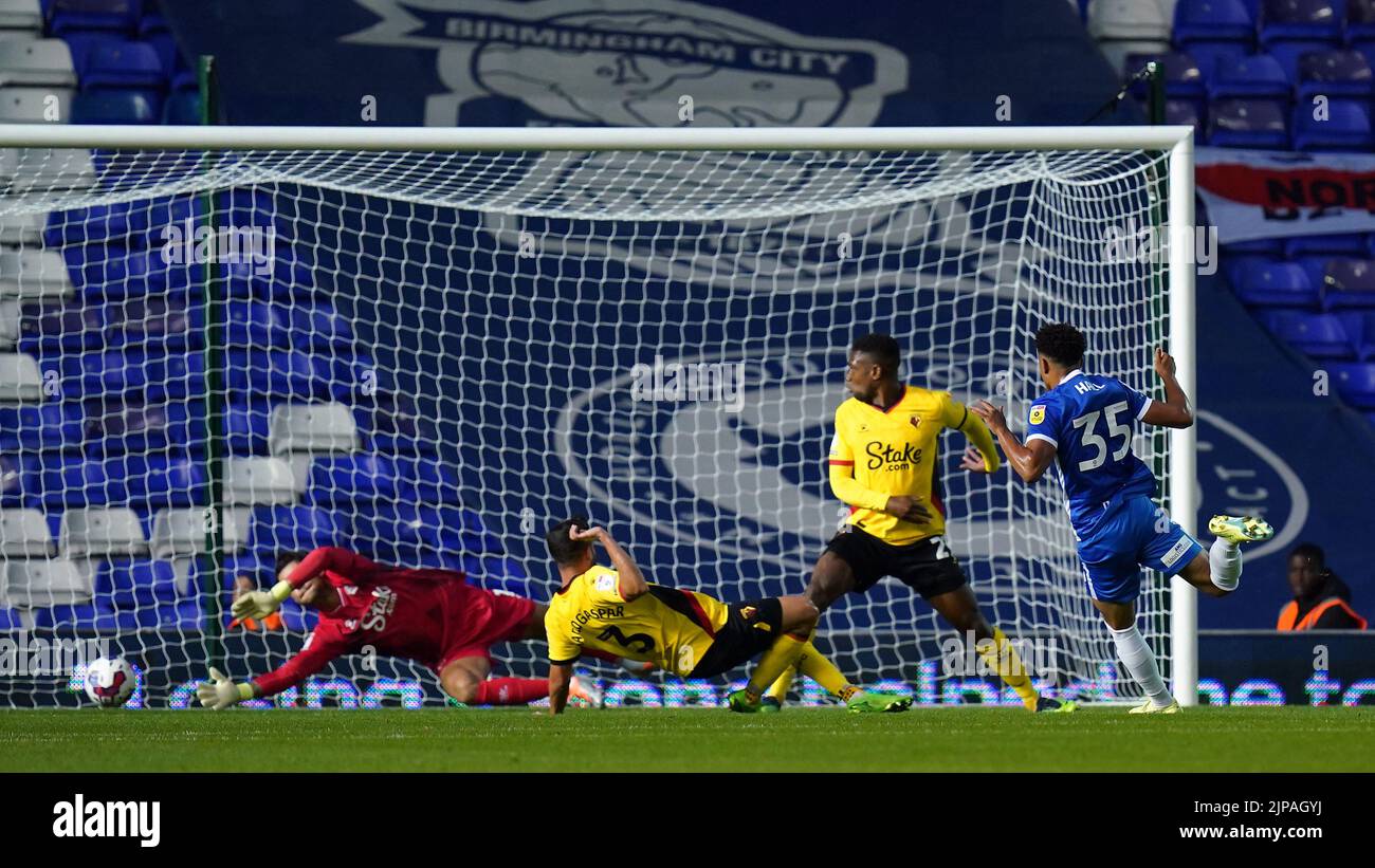 Die George Hall von Birmingham City erzielt das erste Tor des Spiels während des Sky Bet Championship-Spiels in St. Andrew's, Birmingham. Bilddatum: Dienstag, 16. August 2022. Stockfoto