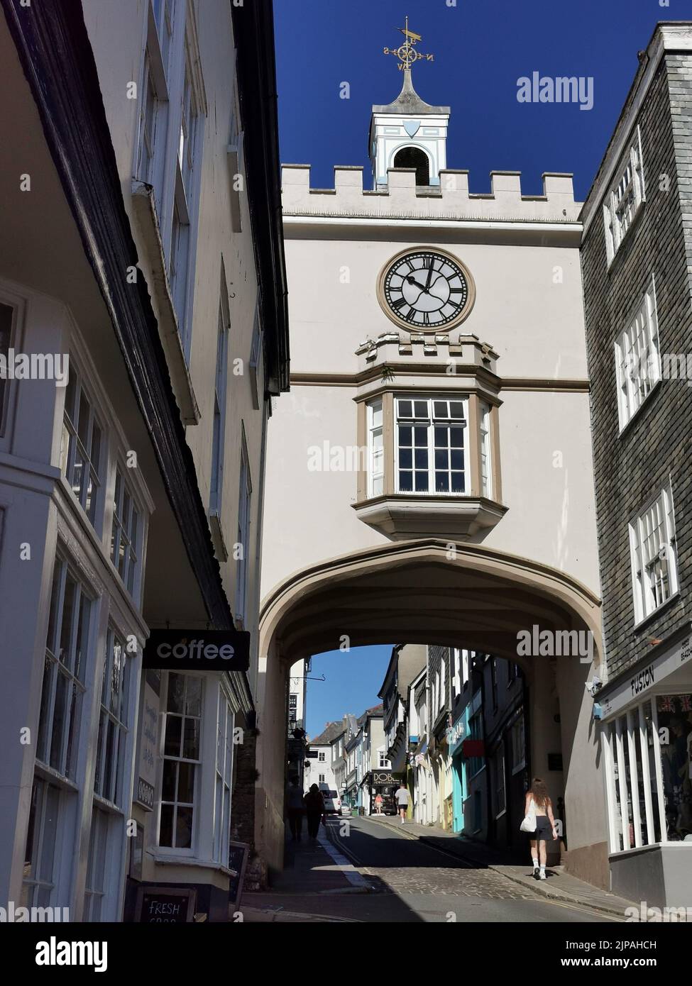 East Gate Bogen und Uhrturm, Totnes, Devon, Großbritannien Stockfoto