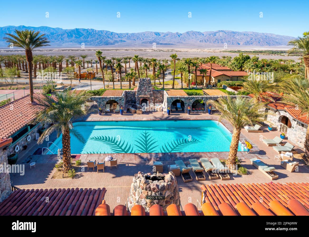 Das INN im Oasis Hotel, Furnace Creek, Swimmingpool und Palmen im Desert Death Valley National Park, Kalifornien, Nordamerika, USA Stockfoto