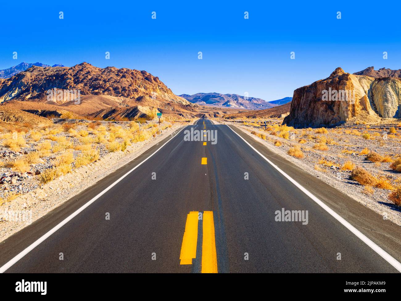 Straße im Death Valley National Park, Kalifornien, Nordamerika, USA Stockfoto