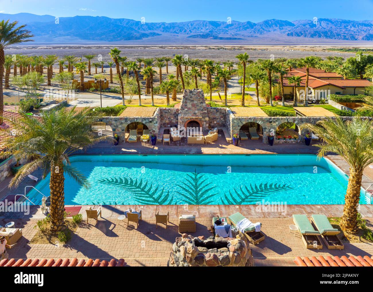 Das INN im Oasis Hotel, Furnace Creek, Swimmingpool und Palmen im Desert Death Valley National Park, Kalifornien, Nordamerika, USA Stockfoto