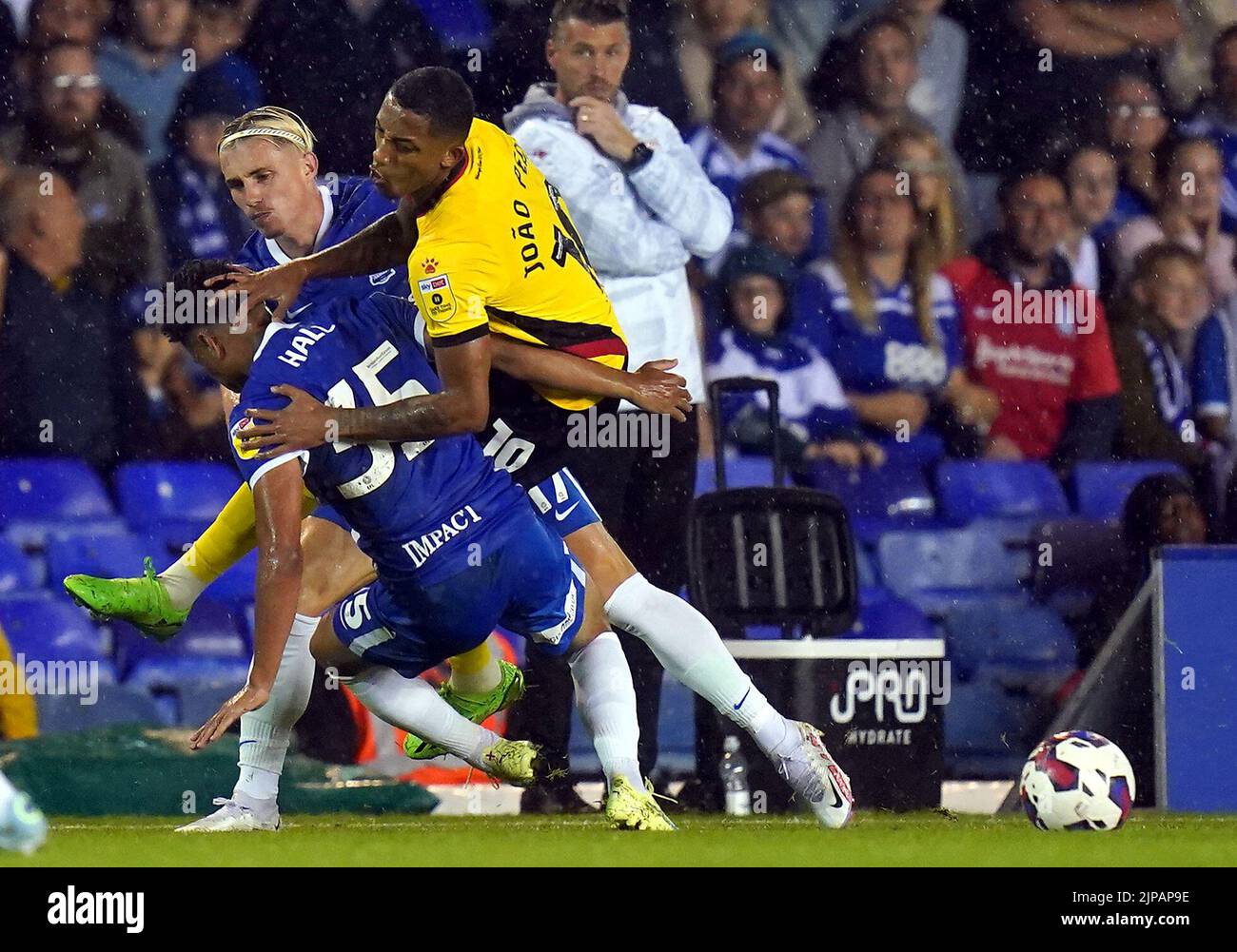 Die George Hall von Birmingham fordert den Watforder Joao Pedro während des Sky Bet Championship-Spiels in St. Andrew's, Birmingham, heraus. Bilddatum: Dienstag, 16. August 2022. Stockfoto