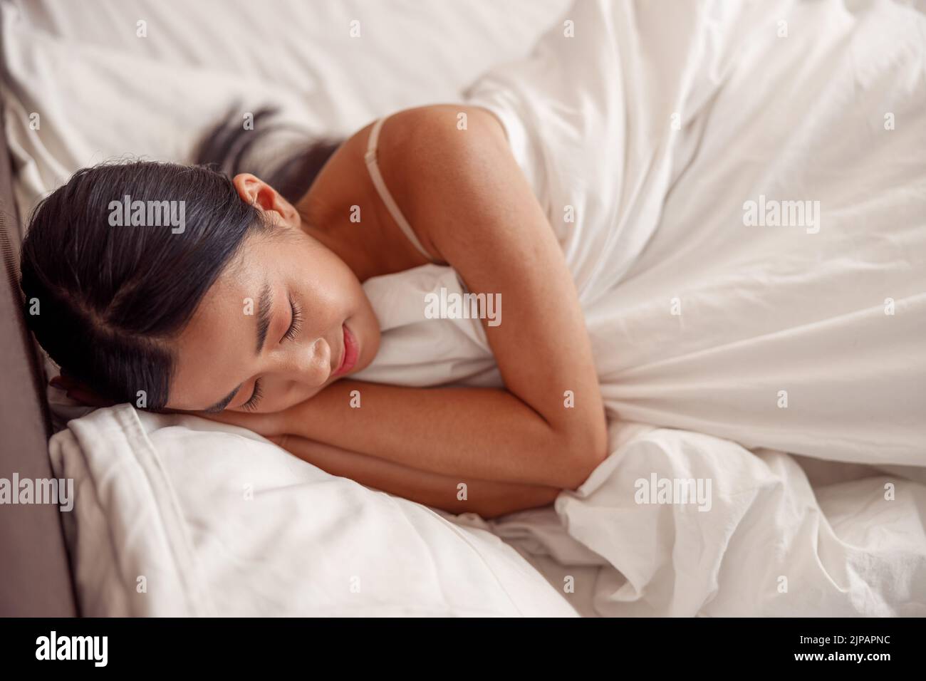 Junge Frau schlafen im Bett zu Hause Stockfoto
