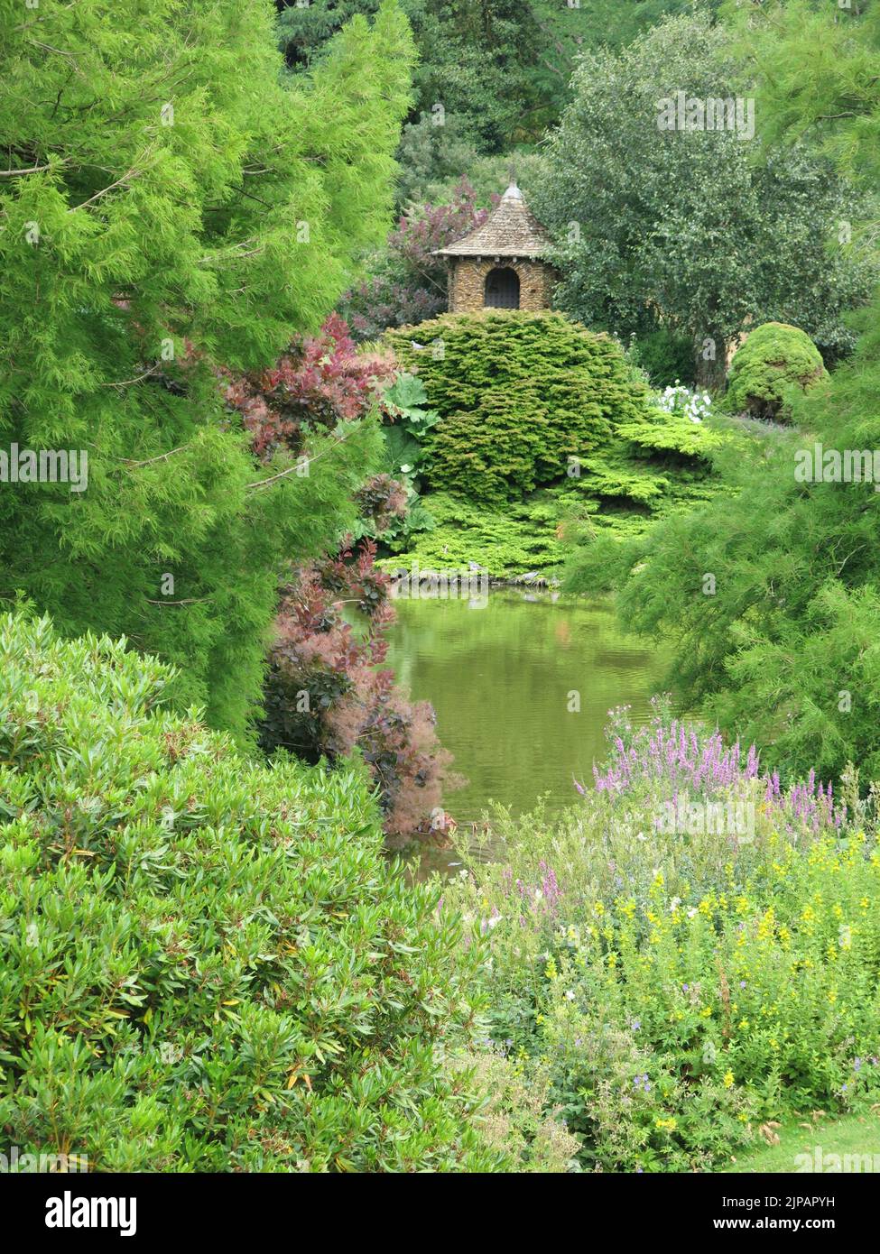 Blick auf die Gärten und den See, die die königliche Residenz auf dem Anwesen Sandringham in Norfolk umgeben. Stockfoto