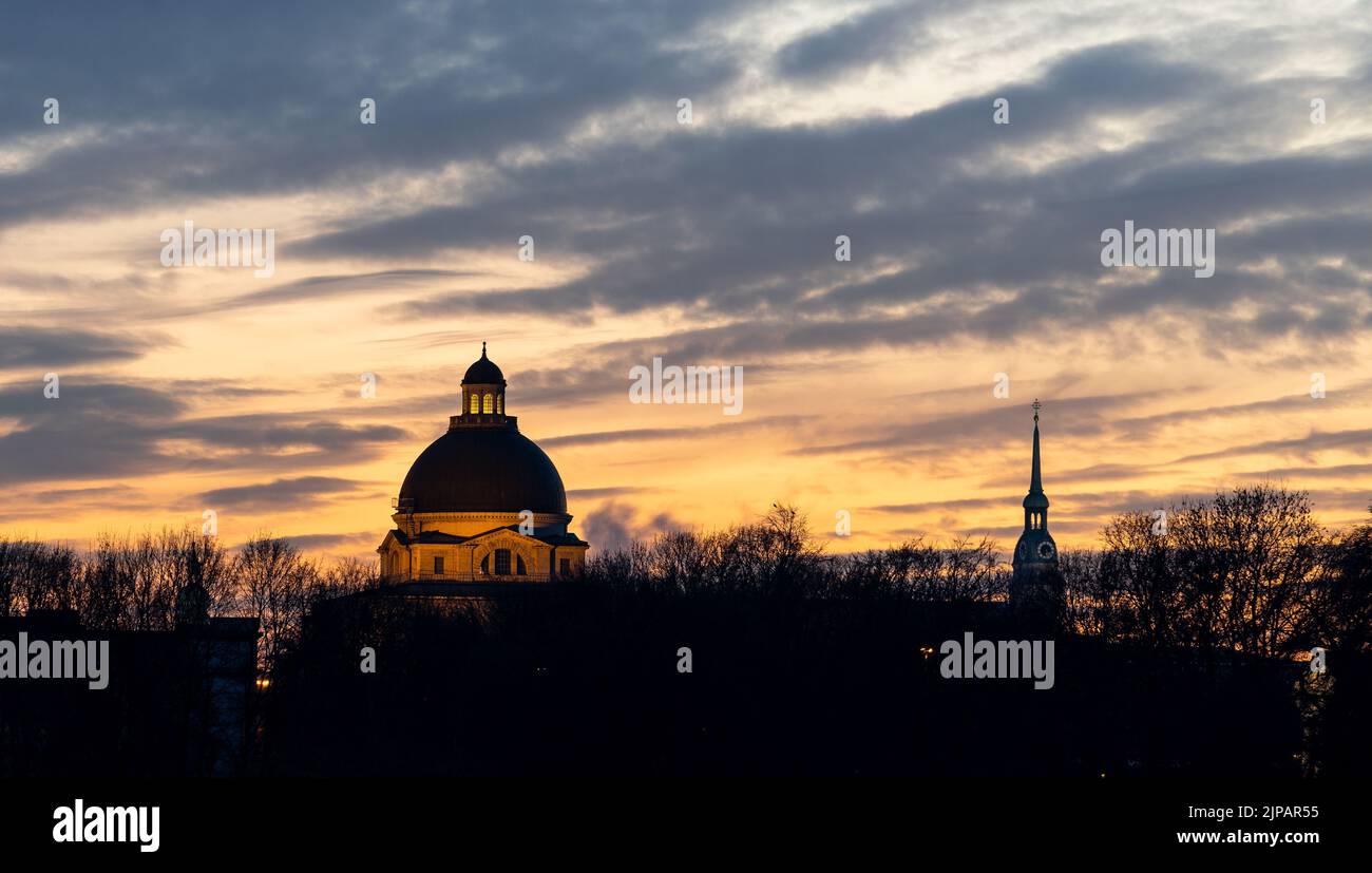 Blick auf die Staatskanzellei in münchen, bei Sonnenuntergang, wunderschöne Wolken Stockfoto