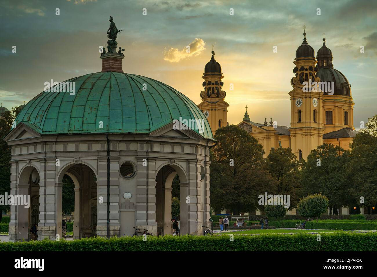 Münchner Hofgartendom und theatinerkirche zur goldenen Stunde Stockfoto