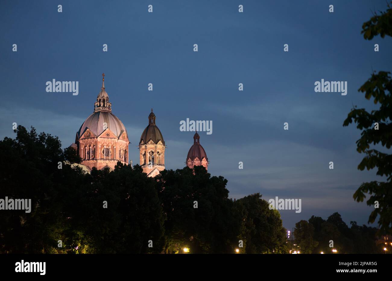 Berühmte Kirche in München bei Nacht Stockfoto