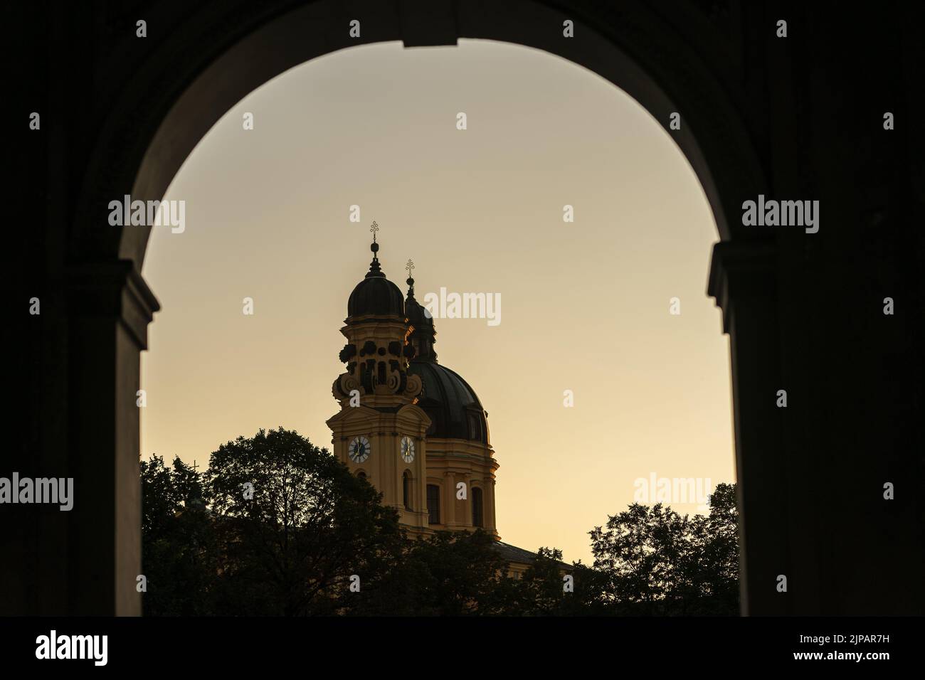Münchner theatinerkirche bei Sonnenuntergang, eingerahmt vom Bogen, schöner Himmel Stockfoto