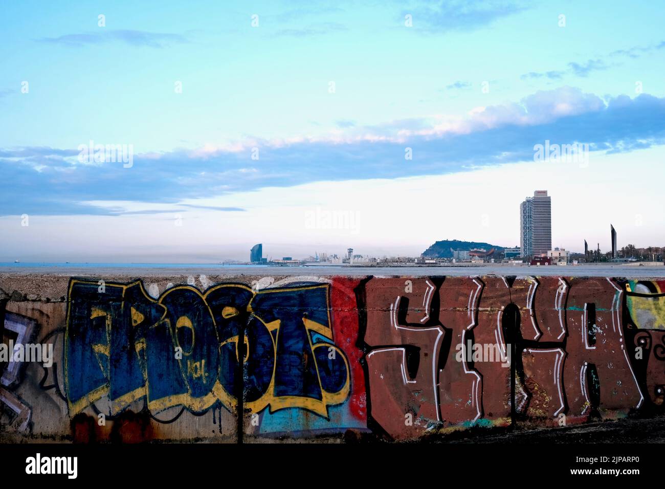 Eine Luftaufnahme farbenfrohe Graffiti an einer Wand in der Nähe des Strandes von Barcelona Stockfoto