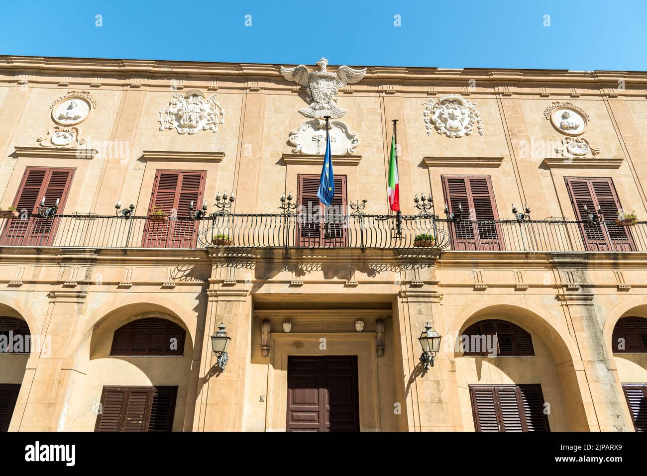 Fassade des Rathauses der Stadt Monreale, Provinz Palermo, Sizilien, Italien Stockfoto