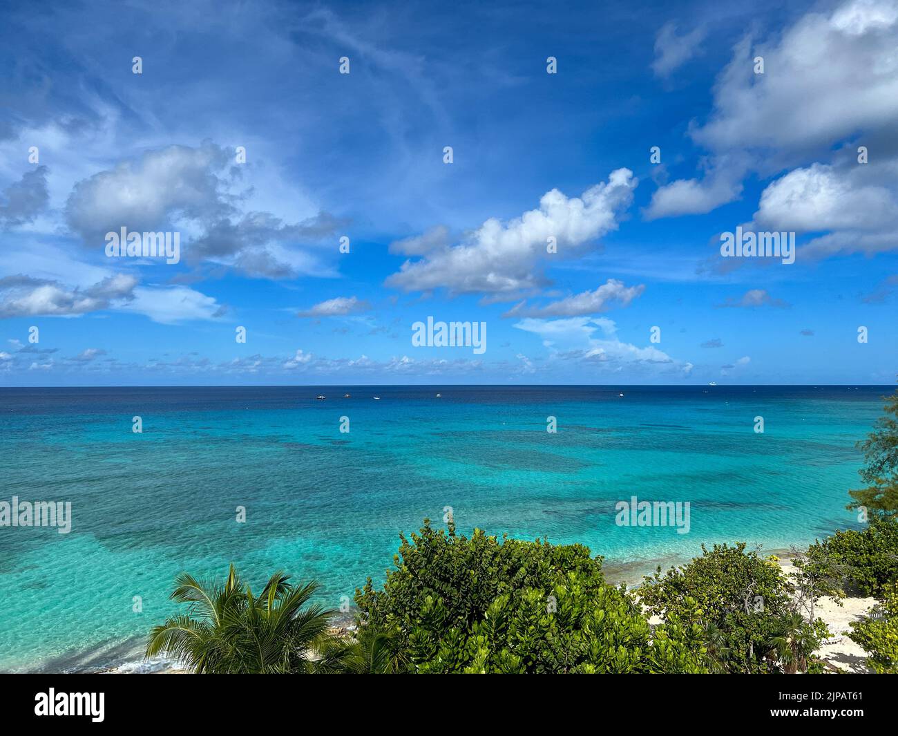 Eine Luftaufnahme des Cemetery Beach am Seven Mile Beach auf Grand Cayman Island an einem schönen sonnigen Tag. Stockfoto