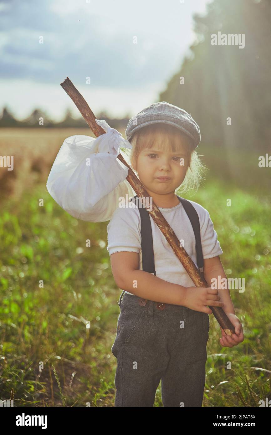 Liebenswert traurig Straße Kind auf einem Feld Stockfoto