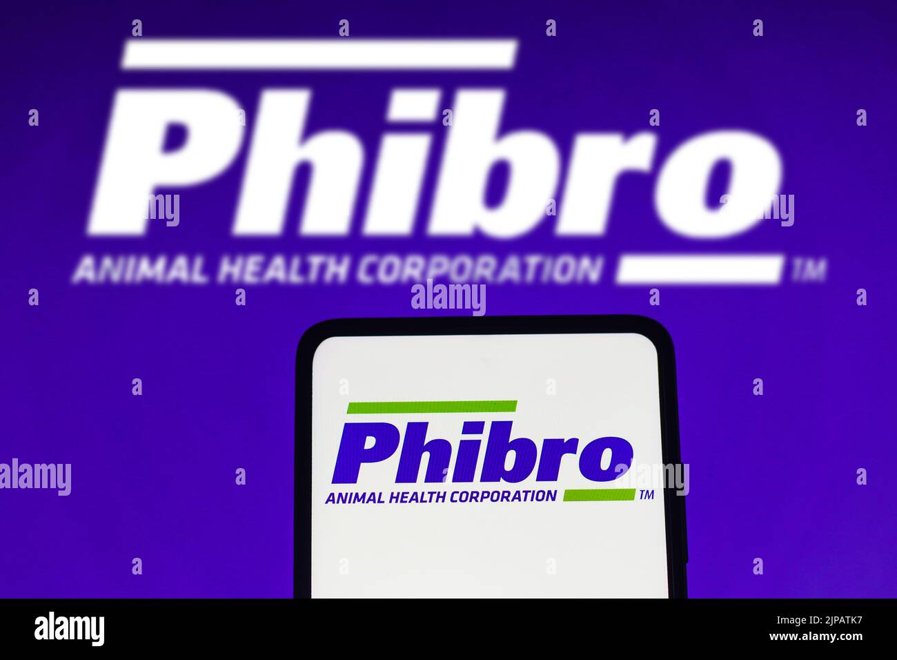 In dieser Abbildung wird das Phibro Animal Health-Logo auf einem Smartphone-Bildschirm und im Hintergrund angezeigt. Stockfoto