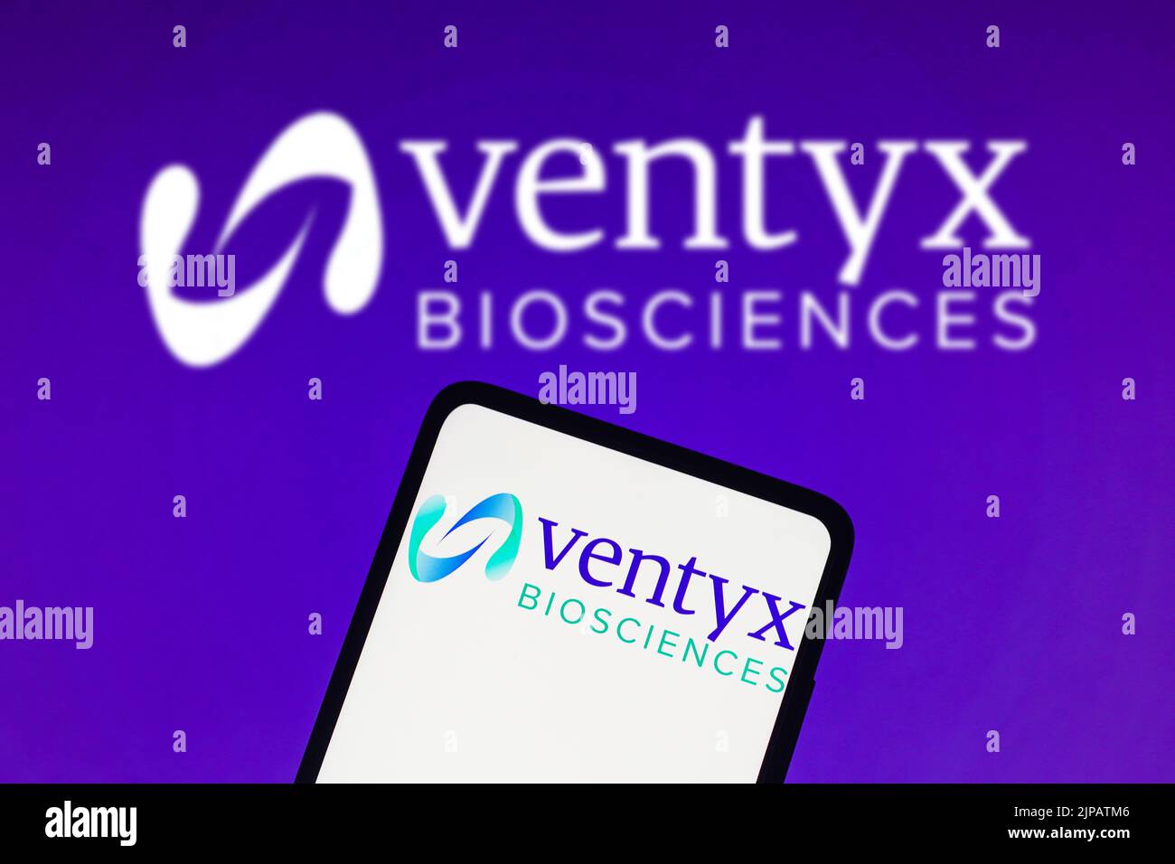 In dieser Abbildung wird das Logo von Ventyx Biosciences auf einem Smartphone-Bildschirm und im Hintergrund angezeigt. Stockfoto