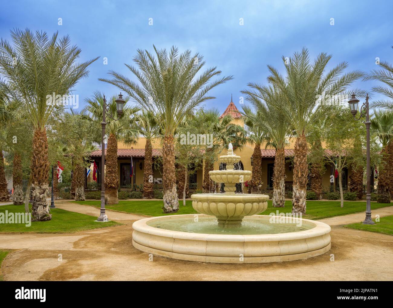 Die Ranch im Oasis Hotel, Furnace Creek, Swimmingpool und Palmen im Desert Death Valley National Park, Kalifornien, Nordamerika, USA Stockfoto