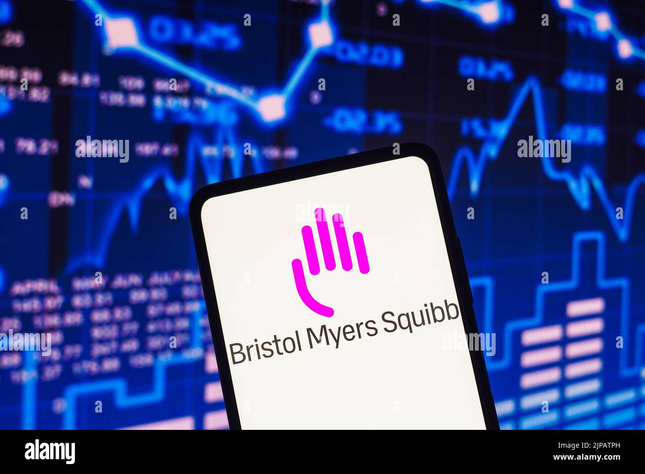 In dieser Abbildung wird das Logo von Bristol-Myers Squibb (BMS) auf einem Smartphone-Bildschirm angezeigt. Stockfoto