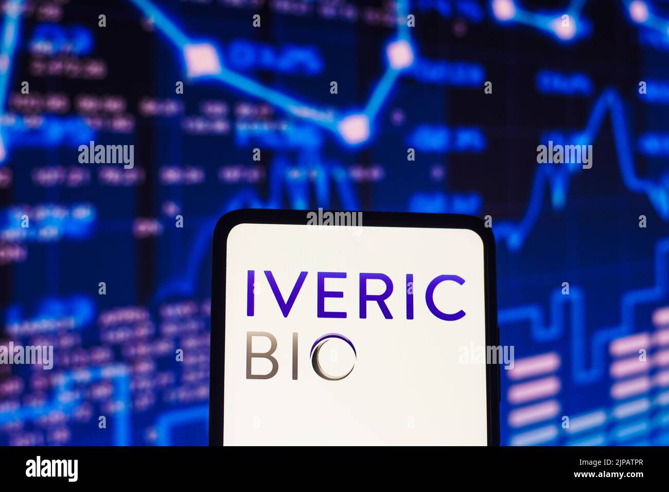 In dieser Abbildung wird das IVERIC Bio-Logo auf einem Smartphone-Bildschirm angezeigt. Stockfoto