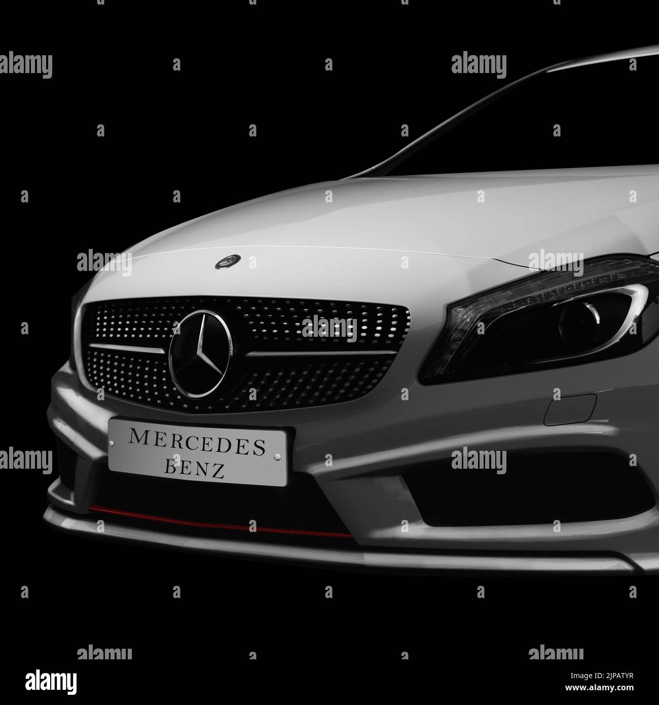 Ein Luxus A-Klasse Mercedes Benz auf schwarzem Hintergrund Stockfoto