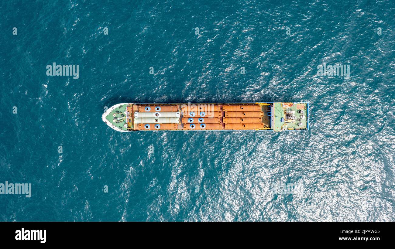 Das Frachtschiff transportiert industrielle Metallrohre auf See. Stockfoto