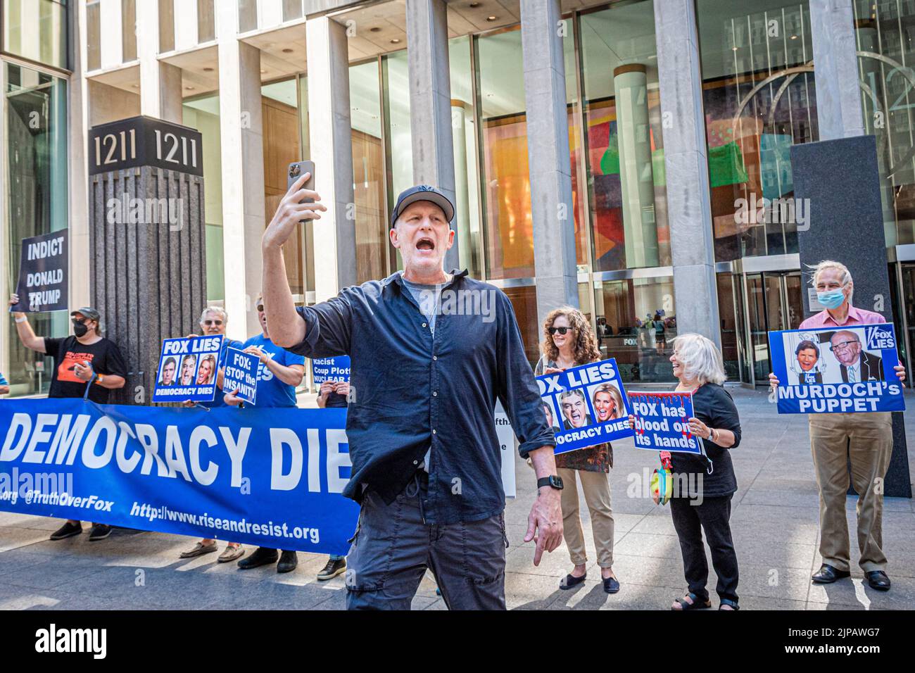 USA. 16. August 2022. Der Schauspieler und Komiker Michael Rapaport hat bei den Fox News-Protesten gesehen. Mitglieder der Aktivistengruppen Truth Tuesdays und Rise and Resist versammelten sich am 16. August 2022 bei der wöchentlichen VERANSTALTUNG FOX LIES DEMOCRACY STIRBT vor dem NewsCorp-Gebäude in der 1211 6. Ave. Aktivisten drücken sich gegen Rupert Murdochs rechte Propagandamaschinerie zurück, Wie Fox News ihre Kampagne fortsetzt, um Fehlinformationen über das Ergebnis der Präsidentschaftswahlen 2020 und den Aufstand vom 6. Januar zu verbreiten. (Foto von Erik McGregor/Sipa USA) Quelle: SIPA USA/Alamy Live News Stockfoto