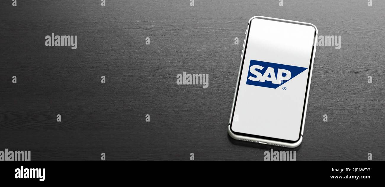 Logo des Softwareunternehmens SAP auf einem Mobiltelefon auf einem Tisch. Speicherplatz kopieren. Webbanner-Format. Stockfoto
