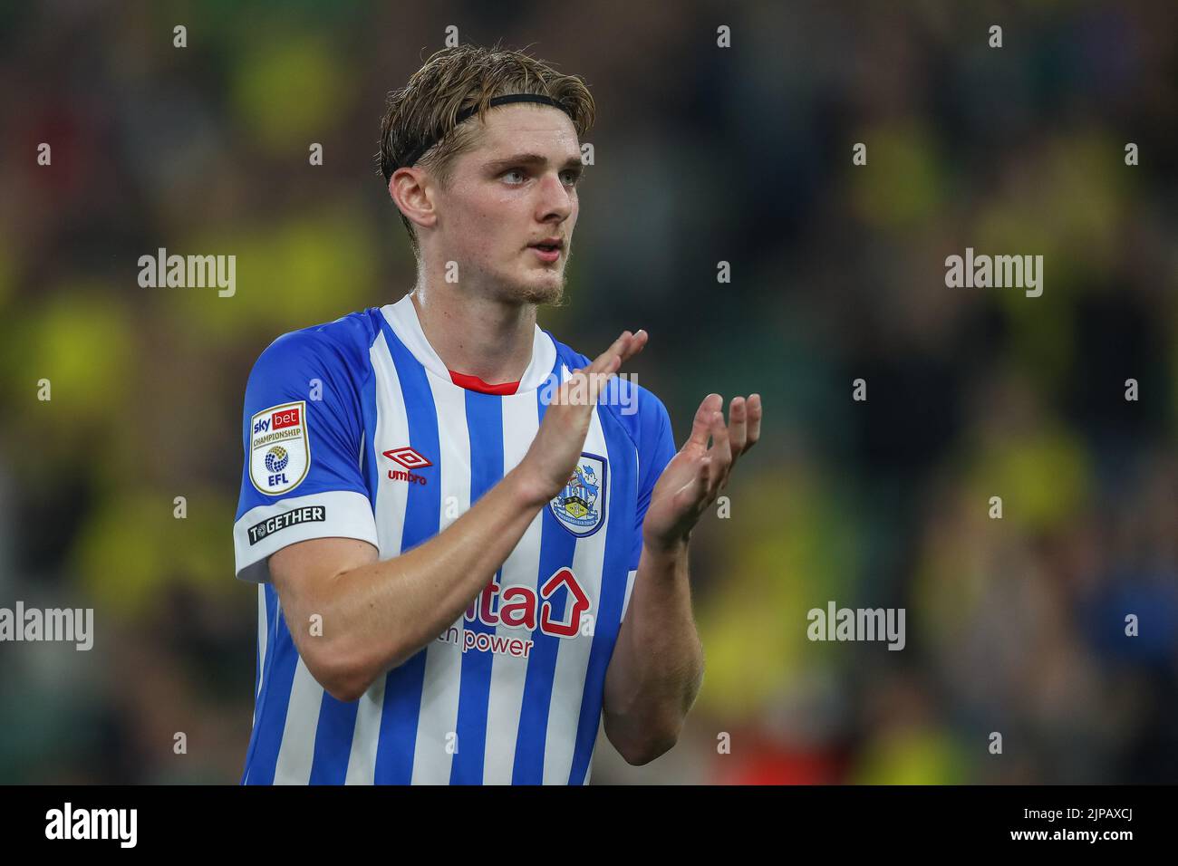 Jack Rudoni #22 von Huddersfield Town applaudiert den Reisenden Fans nach ihrem Verlust von 2-1 Stockfoto