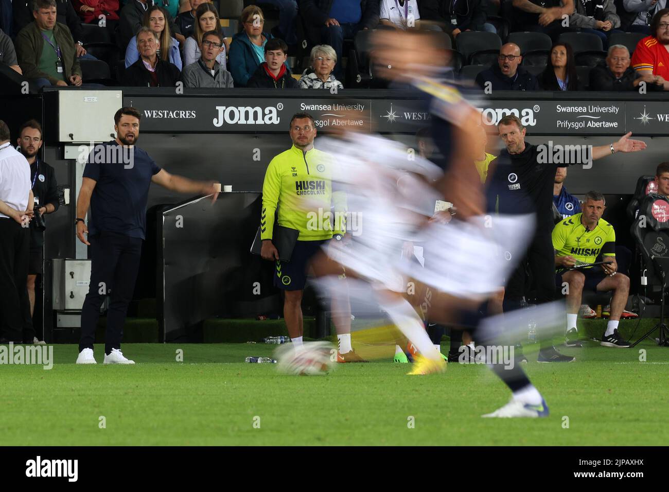 Russell Martin, der Cheftrainer/Manager von Swansea City (l) und Gary Rowett, der Manager von Millwall (ganz rechts), blicken während des EFL Skybet-Meisterschaftsspiels, Swansea City gegen Millwall im Swansea.com Stadium in Swansea, von der Touchline aus Wales am Dienstag, den 16.. August 2022. Dieses Bild darf nur für redaktionelle Zwecke verwendet werden. Nur zur redaktionellen Verwendung, Lizenz für kommerzielle Nutzung erforderlich. Keine Verwendung bei Wetten, Spielen oder Veröffentlichungen in einem Club/einer Liga/einem Spieler. PIC von Andrew Orchard/Andrew Orchard Sports Photography/Alamy Live News Stockfoto