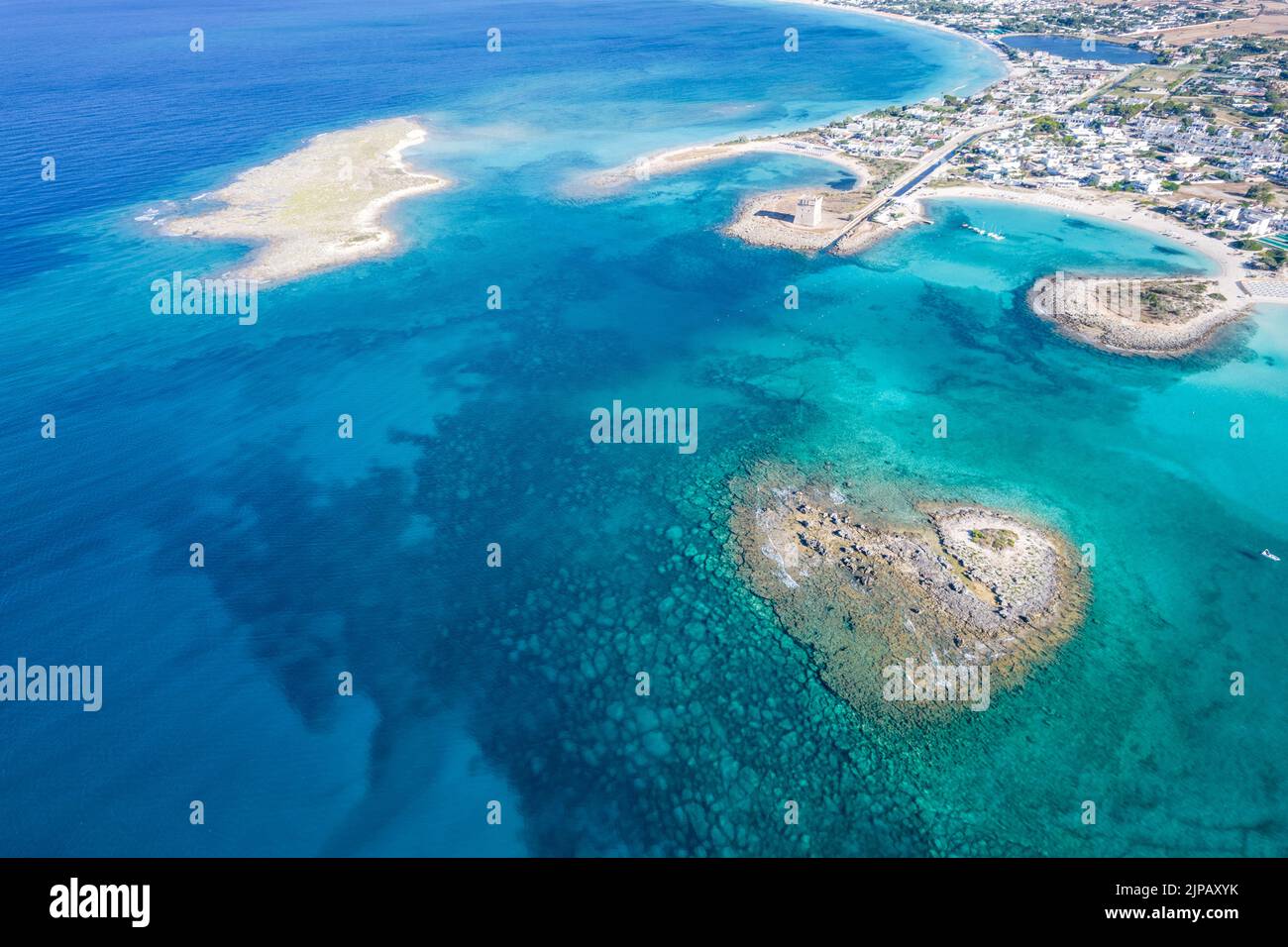 Luftaufnahme von porto cesareo und der Herzinsel. Apulien, italien Stockfoto